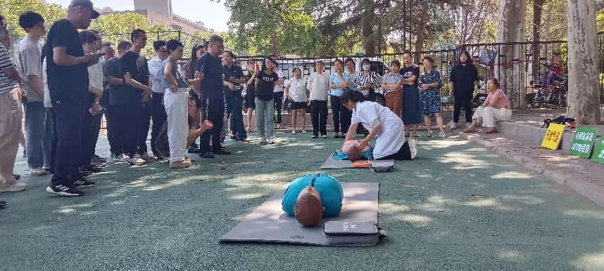 雁塔校區(qū)操場(chǎng)一角：直屬部門、離退休工會(huì)工作人員